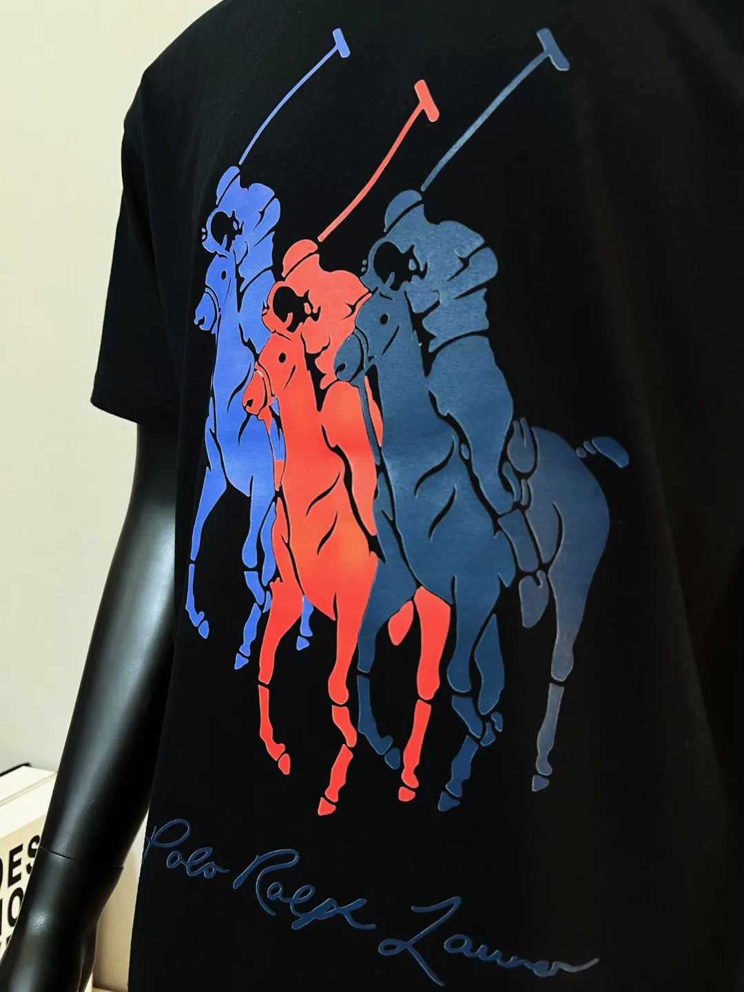 P140 Ralph Lauren 2026ss new spring and summer three-color logo equestrian knight print round-neck short-sleeved T-shirt; new products are available on the official website at the same time; strictly control the size of the LOGO; color matching and color matching; simple, fashionable and low-key connotation; selection of 240g double yarn pure cotton fabric; tight threaded neckline; back body crimping and boning; factory high-temperature anti-shrinkage process; not easy to deform and shrink after washing; essential clothing for three seasons; color: black White, sizes XS-L (can wear up to 200 pounds)